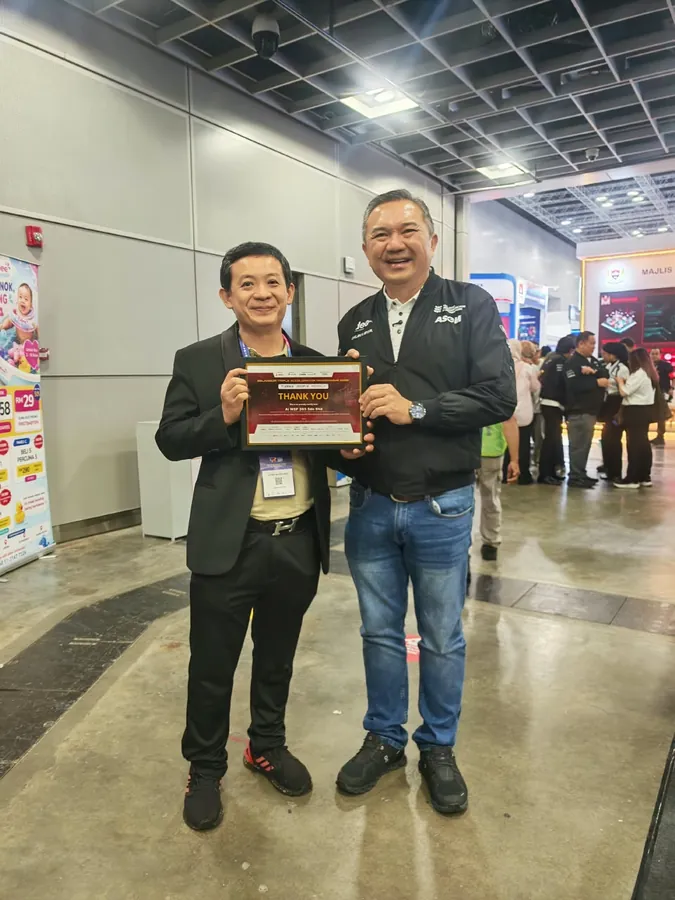 Kevin Lim receiving an appreciation plaque from the Selangor Triple Accelerator Programme 2026